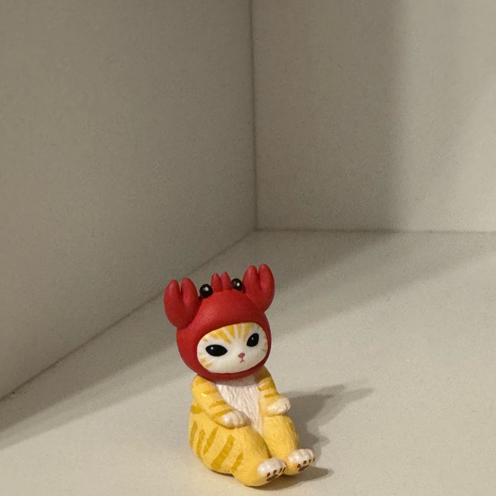 Mofusand: Cat Wearing Crab Hat Figurine